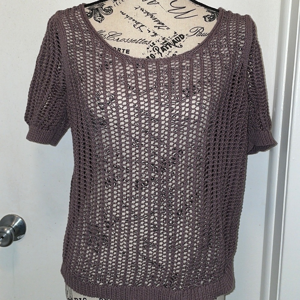 Susina open knit top -SZ Med- short sleeve -wear over tank top-smoke free brown
